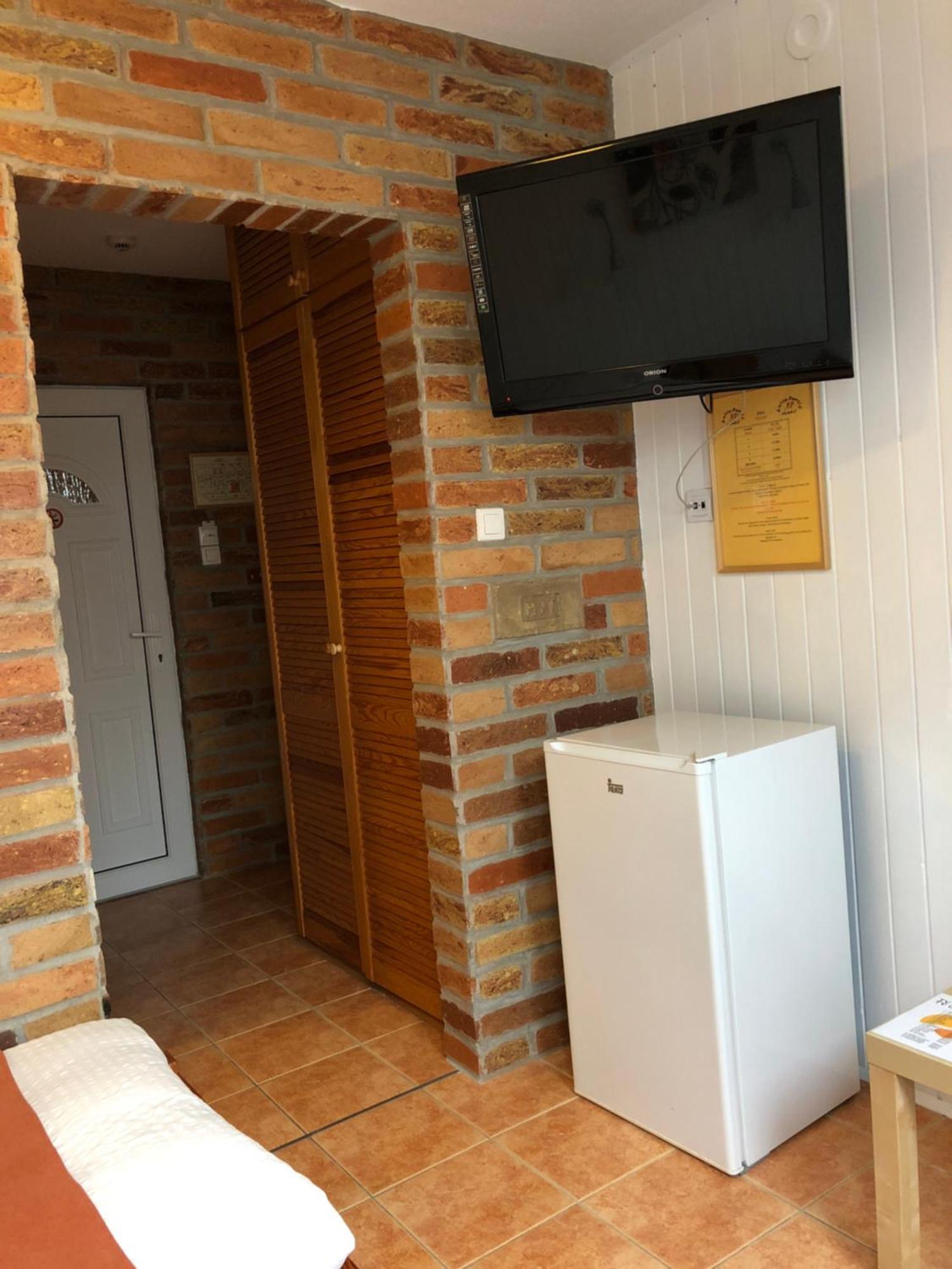 Autoscsarda Es Panzio Hotel Makó Eksteriør billede