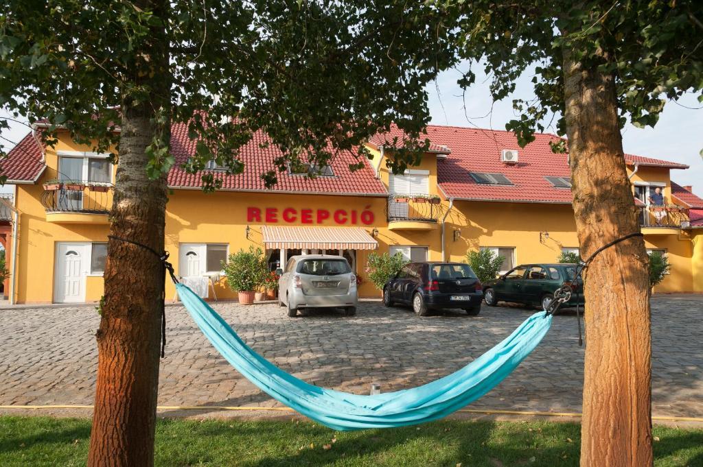 Autoscsarda Es Panzio Hotel Makó Eksteriør billede